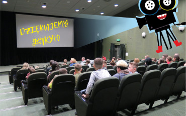 Zdjęcie przedstawia salę kinową z widokiem na widownię. W prawym górnym rogu umieszczona...