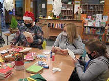 Warsztaty plastyczne w czasie Nocy Mikołajkowej