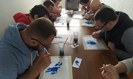 Wodne Stworki stworzone z wody, farby i słomki