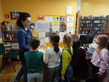 Bibliotekarka opowiada dzieciom o swojej pracy.