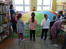 Zabawy z chustą integracyjną.