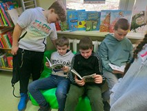 Chłopcy siedzą i czytają książki