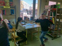 Dzieci przeglądają komiksy