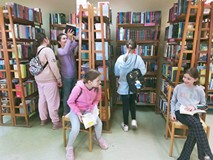 Dzieci wybierają swoje ulubione książki.