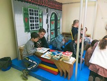 Chłopcy przeglądają książki