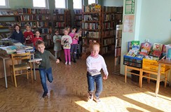 Zabawy ruchowe z książką