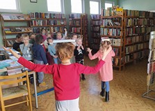 Zabawy ruchowe z książką