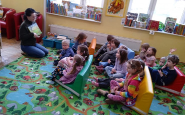 Bibliotekarka opowiada dzieciom o książkach.