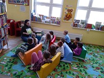 Bibliotekarka opowiada dzieciom o książkach.