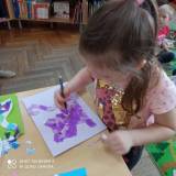 Dziewczynka wykonuje swoja pracę plastyczną