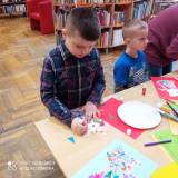 Chłopcy wykonują swojego kotka.