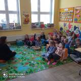 Bibliotekarka opowiada dzieciom o książkach.
