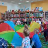 Zabawy z chustą integracyjną.