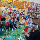Bibliotekarka opowiada dzieciom o książkach.
