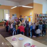 Bibliotekarka opowiada dzieciom o swojej pracy.