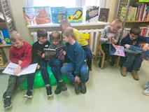 Dzieci podczas przeglądania książek.