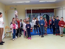 dzieci idą trzymając w ręku łyżeczkę z piłeczką.