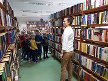 bibliotekarka prezentuje księgozbior.