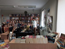 Dzieci podczas oglądania siebie w monitorze komputera.