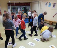 Przedszkolaki w trakcie wiosennego spaceru po sali.