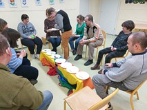 Uczestnicy siedzą na krzesłach podcdzas wspolnej zabawy