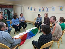 Uczestnicy siedzą na krzesłach podcdzas wspolnej zabawy