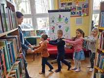 Dziecięcy pociag po bibliotece