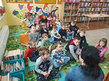 Dzieci podczas czytania bajki