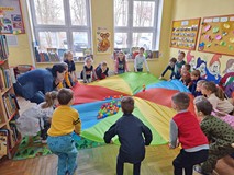 Dzieci podczas zabawy chustą integracyjną.