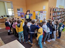Bibliotekarka opowiada dzieciom o swojej pracy.