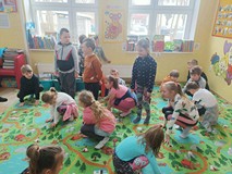 Dzieci podczas zabawy.