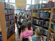 Dziecięcy pociąg po bibliotece.