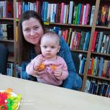 Mama z dzieckiem podczas zajęć plastycznych.