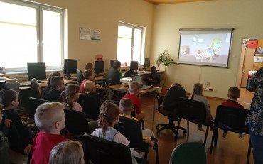 Dzieci oglądają przygotowaną prezentację 