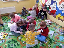 Dzieci przegladają książki