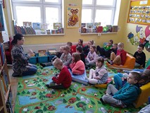 Dzieci słuchają czytanej bajki
