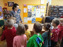 Bibliotekarka opowiada dzieciom o swojej pracy.