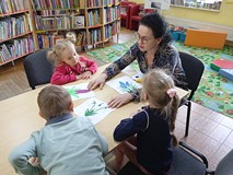 Zabawy przy stoliku, poznajemy wiosenne kwiaty.