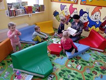 Dzieci podczas czytania bajki