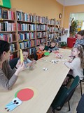 Praca przy stoliku, robimy sowę