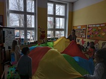 Dzieci podczas zabawy chustą integracyjną.