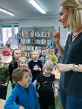 Bibliotekarka oprowadza dzieci po bibliotece