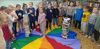Dwie wieże z książek zostały zbudowane