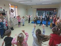 Dzieci podczas zabawy ruchowej, stoją w kole i podskakują