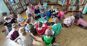 Grupa ogląda książeczki interaktywne