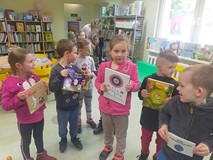 Dzieci pokazują swoje ulubione książki
