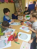 Dzieci w trakcie kolorowania pisanki.