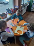 Dzieci wykonują swoje pisanki z papieru