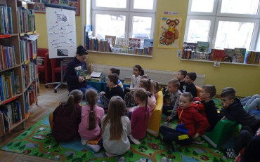 Bibliotekarka czyta dzieciom książkę.