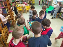 Dzieci podczas wybierania swoich ulubionych książek.